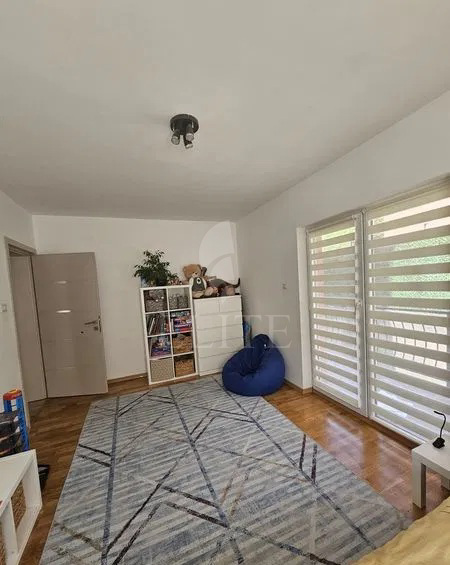 Apartament 3 camere în zona STRAZII LACRAMIOARELOR-1077748