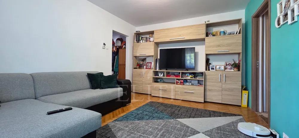 Apartament 3 camere în zona STRAZII RETEZAT-1148949