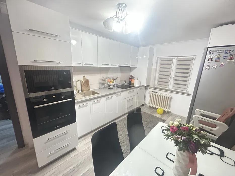 Apartament 3 camere în zona STRAZII FABRICII-1227470