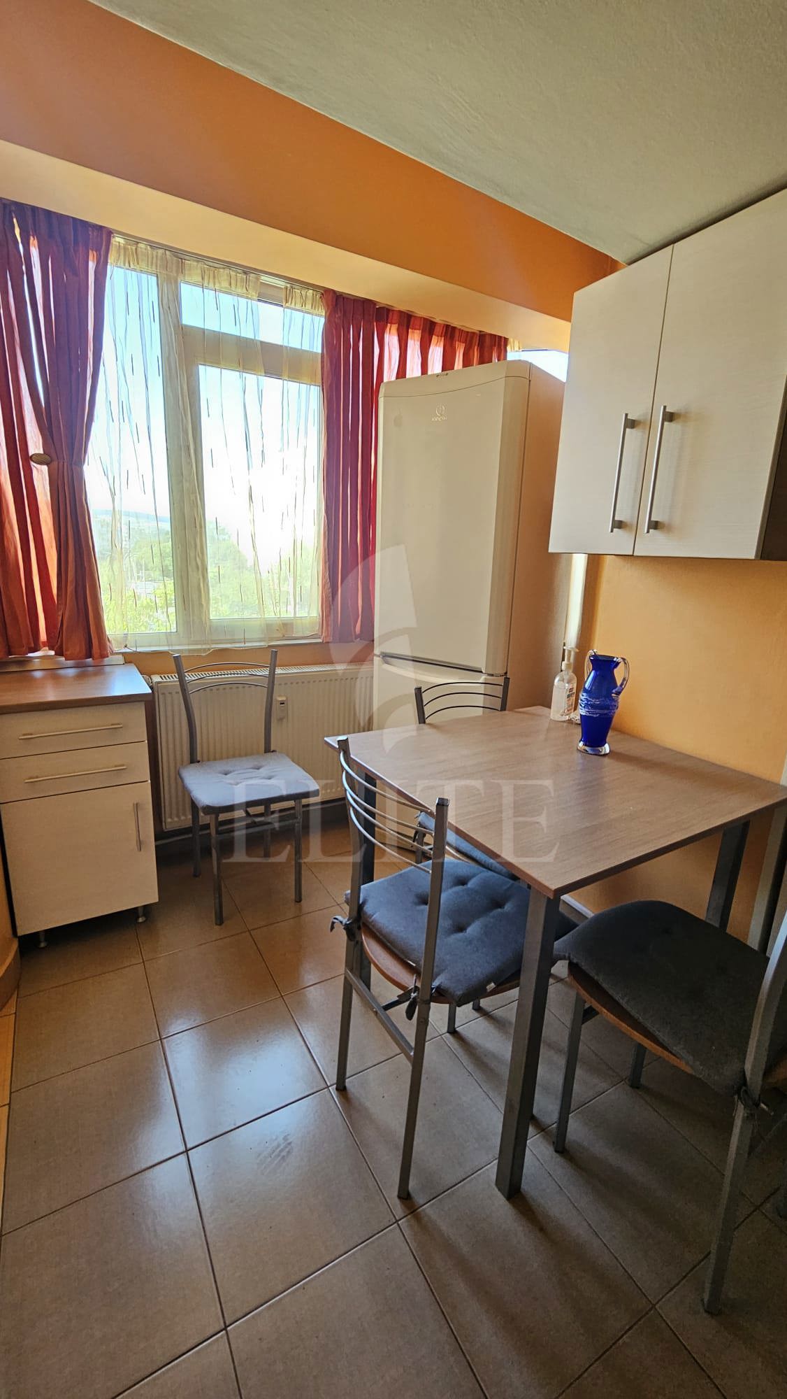 Apartament o camera în zona STRAZII IZLAZULUI-1264557