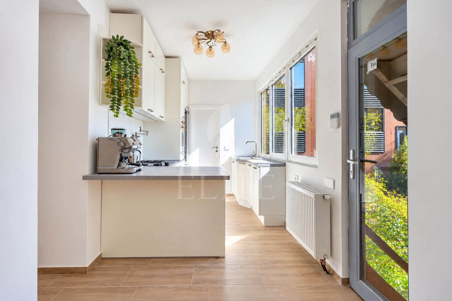 Apartament 3 camere în zona PLATINIA-1284108